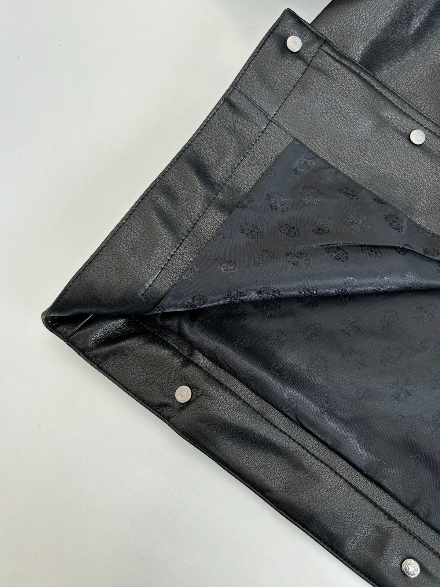 P850 Chrome Heart*/Chrome Heart 24SS CH double-sleeved flame vine embroidered leather jacket Originally purchased for 84,300, the fabric is custom-woven using black pebbled composite two-layer sheepskin material, custom-made silk jacquard logo lining, embroidery is processed using TAJIMA machine, appliqué embroidery technology, back imported template machine shape, customized genuine leather trademark, customized genuine leather size, customized 5.8cm metal logo mark, customized 18mm four-button buckle, customized 18mm two-button button, a full set of three-label accessories, exclusively produced.  Size：S/M/L
